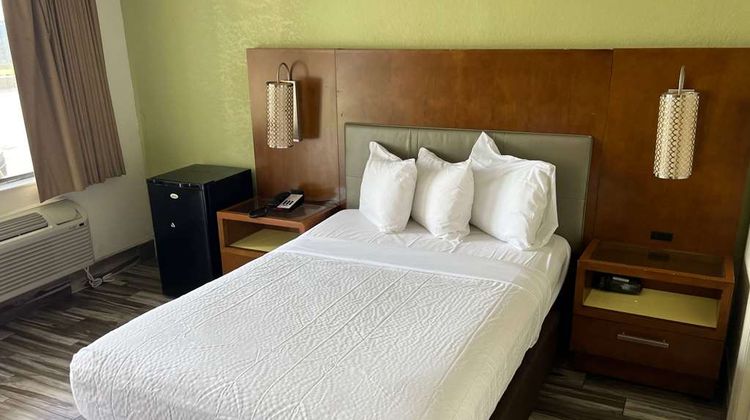Baymont by Wyndham Orlando Downtown Room