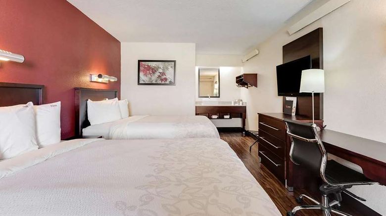 <b>Super 8 by Wyndham Deerfield/Northbrook Room</b>. Images powered by <a href="https://iceportal.shijigroup.com/" title="IcePortal" target="_blank">IcePortal</a>.