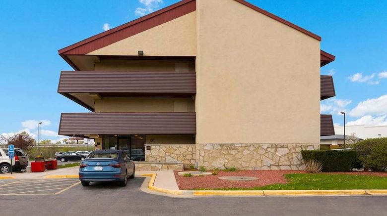 <b>Super 8 by Wyndham Deerfield/Northbrook Exterior</b>. Images powered by <a href="https://iceportal.shijigroup.com/" title="IcePortal" target="_blank">IcePortal</a>.