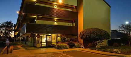 Super 8 by Wyndham Deerfield/Northbrook Exterior