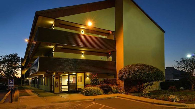 <b>Super 8 by Wyndham Deerfield/Northbrook Exterior</b>. Images powered by <a href="https://iceportal.shijigroup.com/" title="IcePortal" target="_blank">IcePortal</a>.