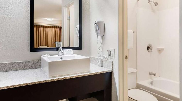 Super 8 by Wyndham Deerfield/Northbrook Room