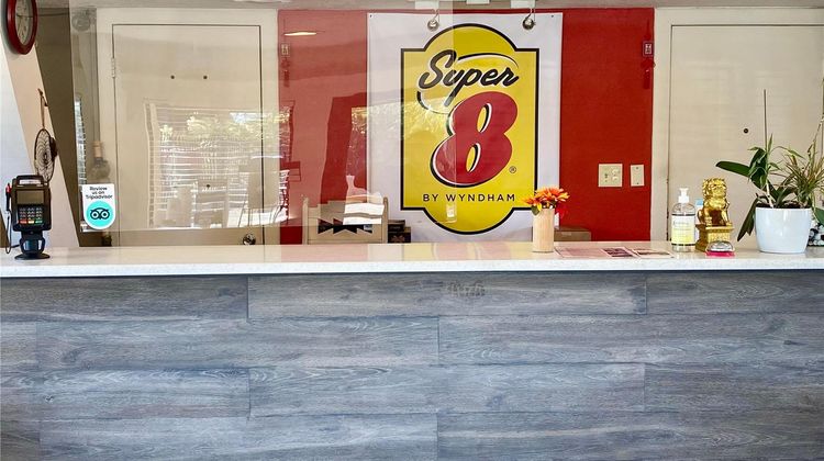 Super 8 by Wyndham Albuquerque Downtown Lobby