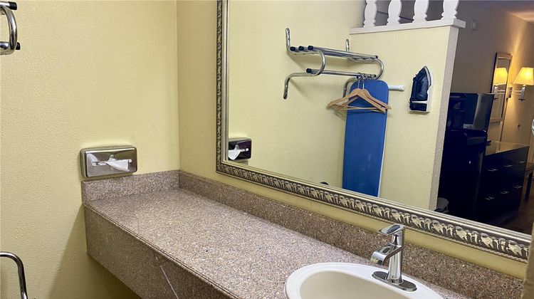Super 8 by Wyndham Albuquerque Downtown Room