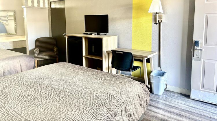 Super 8 by Wyndham Albuquerque Downtown Room