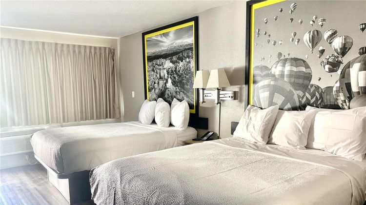 Super 8 by Wyndham Albuquerque Downtown Room