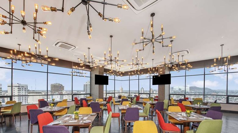 <b>DoubleTree by Hilton Guayaquil Restaurant</b>. Images powered by <a href="https://iceportal.shijigroup.com/" title="IcePortal" target="_blank">IcePortal</a>.