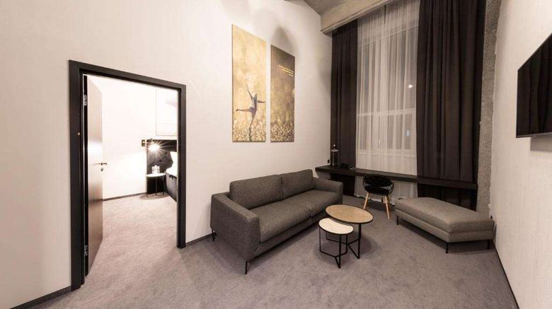<b>Loop Hotel Room</b>. Images powered by <a href="https://iceportal.shijigroup.com/" title="IcePortal" target="_blank">IcePortal</a>.