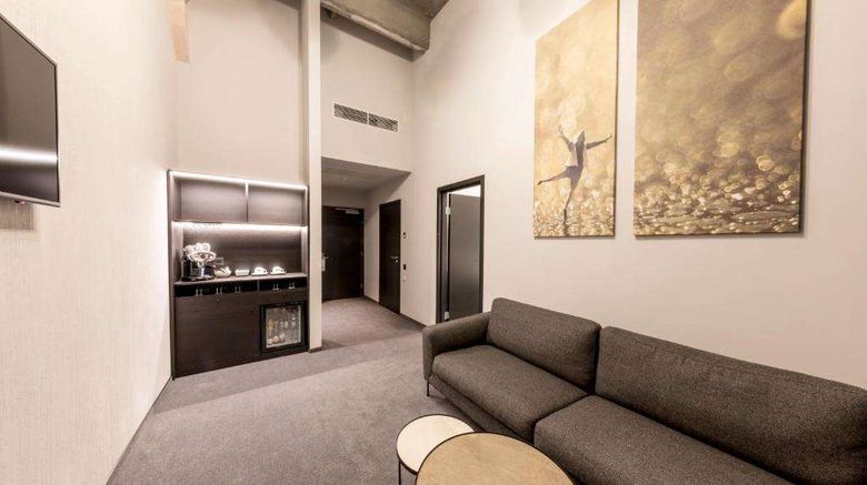 <b>Loop Hotel Room</b>. Images powered by <a href="https://iceportal.shijigroup.com/" title="IcePortal" target="_blank">IcePortal</a>.