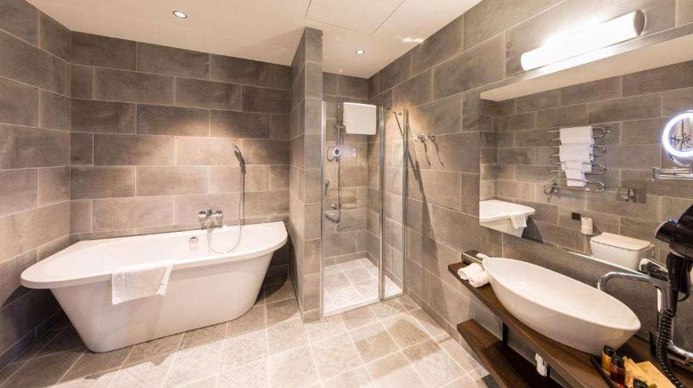 <b>Loop Hotel Room</b>. Images powered by <a href="https://iceportal.shijigroup.com/" title="IcePortal" target="_blank">IcePortal</a>.