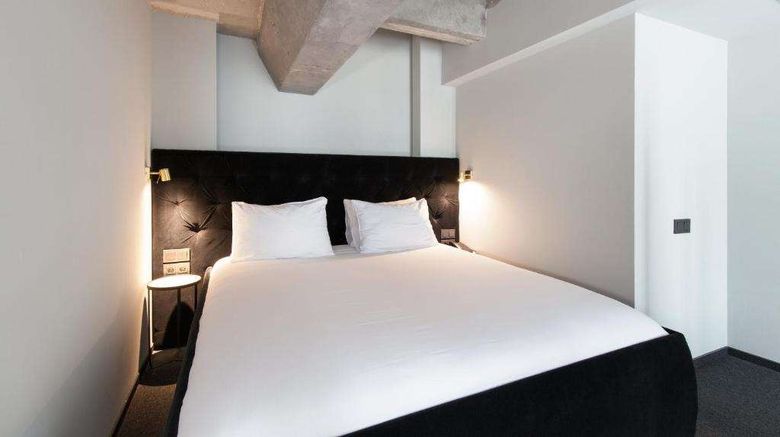 <b>Loop Hotel Room</b>. Images powered by <a href="https://iceportal.shijigroup.com/" title="IcePortal" target="_blank">IcePortal</a>.