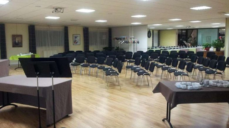 <b>Brit Hotel Essentiel Pontivy-Robic Meeting</b>. Images powered by <a href="https://iceportal.shijigroup.com/" title="IcePortal" target="_blank">IcePortal</a>.