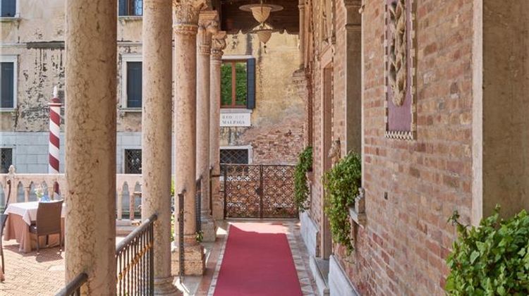 Hotel Palazzo Stern Exterior