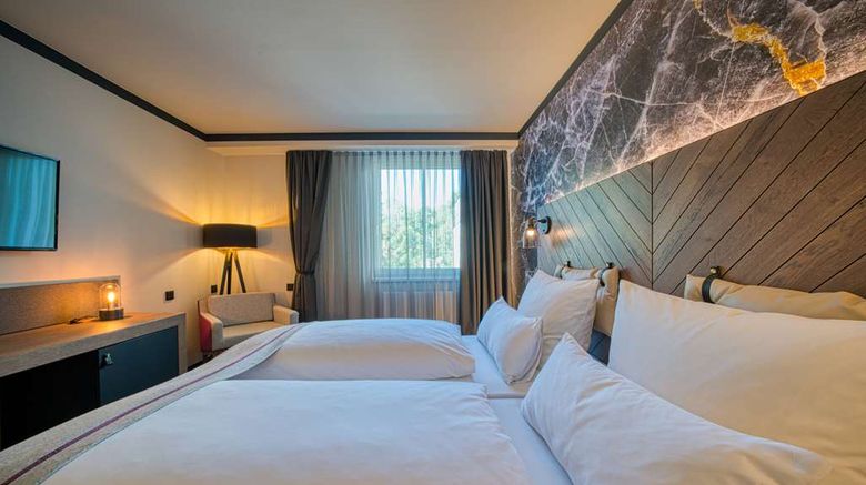 <b>FourSide Hotel Salzburg Room</b>. Images powered by <a href="https://iceportal.shijigroup.com/" title="IcePortal" target="_blank">IcePortal</a>.