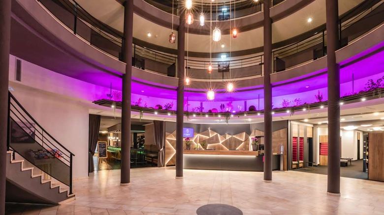<b>FourSide Hotel Salzburg Lobby</b>. Images powered by <a href="https://iceportal.shijigroup.com/" title="IcePortal" target="_blank">IcePortal</a>.