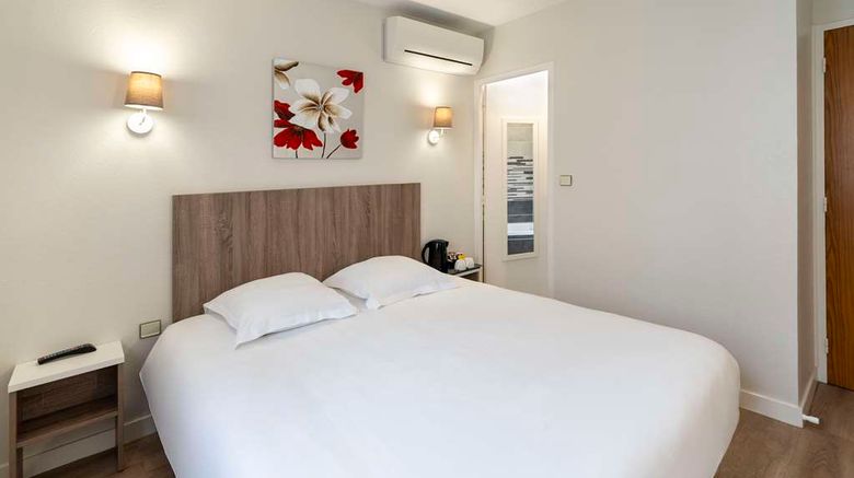 <b>Sure Hotel by Best Western Saintes Room</b>. Images powered by <a href="https://iceportal.shijigroup.com/" title="IcePortal" target="_blank">IcePortal</a>.