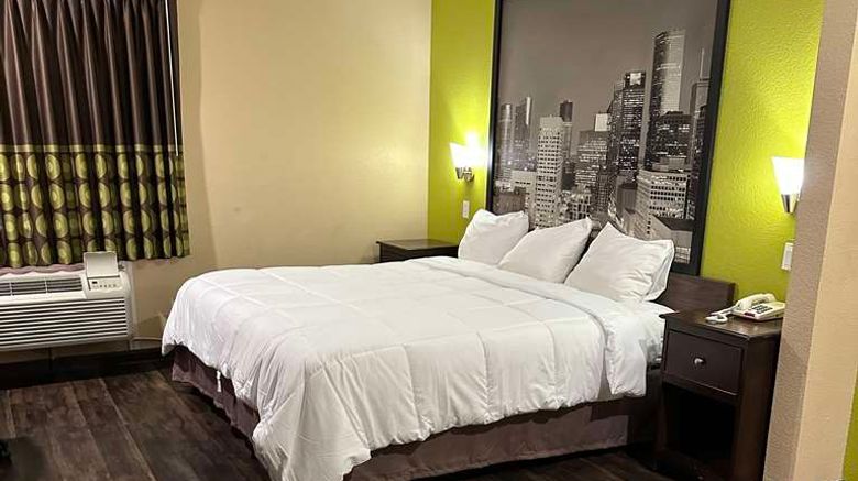 <b>Super 8 Intercontinental Houston Room</b>. Images powered by <a href="https://iceportal.shijigroup.com/" title="IcePortal" target="_blank">IcePortal</a>.