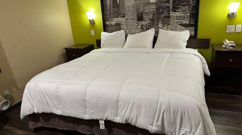 <b>Super 8 Intercontinental Houston Room</b>. Images powered by <a href="https://iceportal.shijigroup.com/" title="IcePortal" target="_blank">IcePortal</a>.