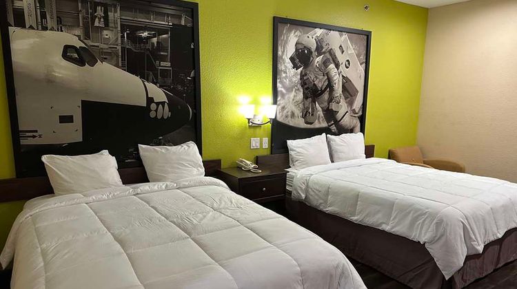 Super 8 Intercontinental Houston Room