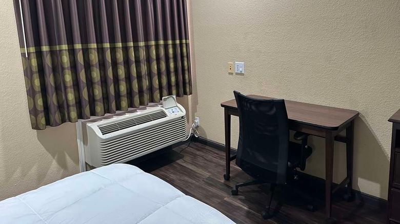 <b>Super 8 Intercontinental Houston Room</b>. Images powered by <a href="https://iceportal.shijigroup.com/" title="IcePortal" target="_blank">IcePortal</a>.