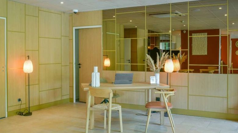 <b>B Hotel Olympia Lobby</b>. Images powered by <a href="https://iceportal.shijigroup.com/" title="IcePortal" target="_blank">IcePortal</a>.