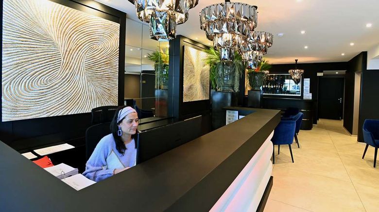 <b>Hotel des Quatrans Lobby</b>. Images powered by <a href="https://iceportal.shijigroup.com/" title="IcePortal" target="_blank">IcePortal</a>.