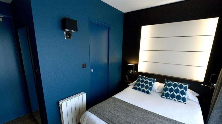 <b>Hotel des Quatrans Room</b>. Images powered by <a href="https://iceportal.shijigroup.com/" title="IcePortal" target="_blank">IcePortal</a>.