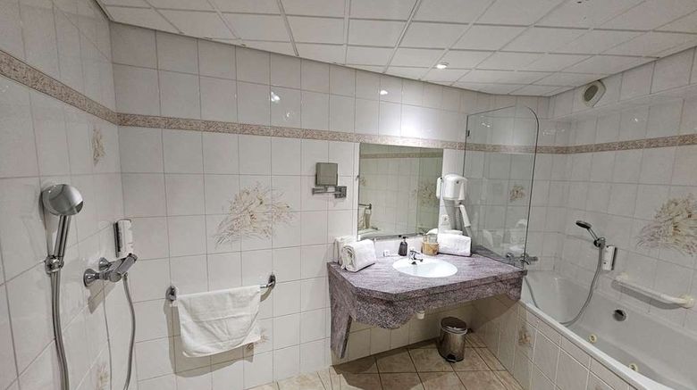 <b>Auberge du Lac, Sure Hotel Collection by Room</b>. Images powered by <a href="https://iceportal.shijigroup.com/" title="IcePortal" target="_blank">IcePortal</a>.