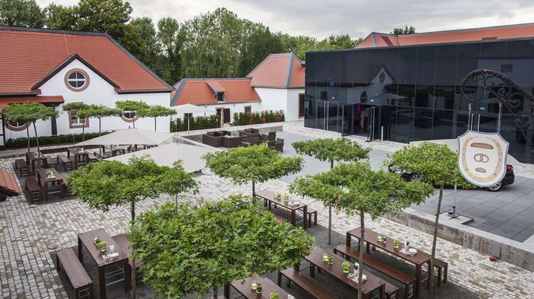 <b>Hilton Frankfurt Gravenbruch Exterior</b>. Images powered by <a href="https://iceportal.shijigroup.com/" title="IcePortal" target="_blank">IcePortal</a>.