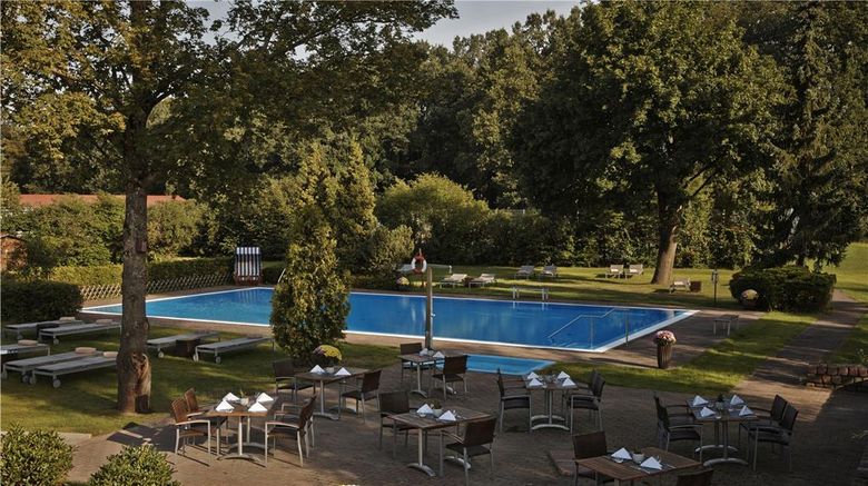 <b>Hilton Frankfurt Gravenbruch Pool</b>. Images powered by <a href="https://iceportal.shijigroup.com/" title="IcePortal" target="_blank">IcePortal</a>.