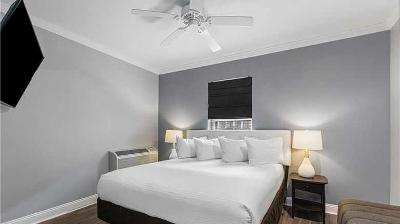 <b>Hotel Chicago West Loop Room</b>. Images powered by <a href="https://iceportal.shijigroup.com/" title="IcePortal" target="_blank">IcePortal</a>.