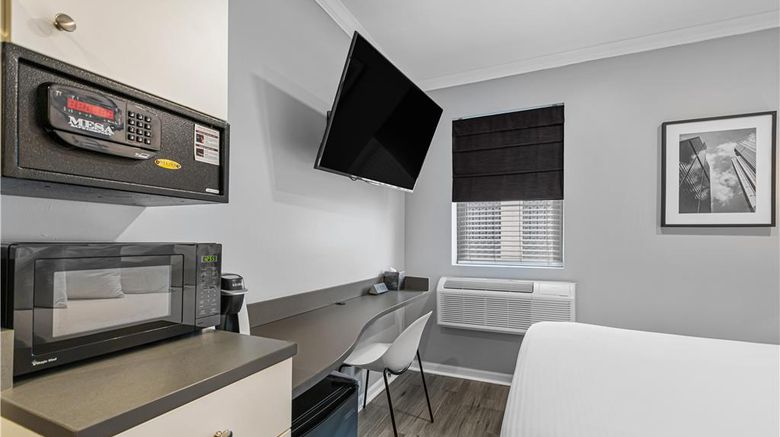 <b>Hotel Chicago West Loop Room</b>. Images powered by <a href="https://iceportal.shijigroup.com/" title="IcePortal" target="_blank">IcePortal</a>.