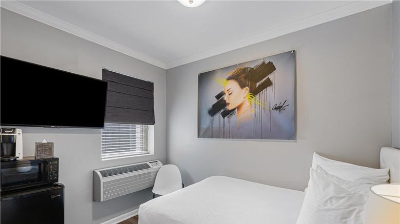 <b>Hotel Chicago West Loop Room</b>. Images powered by <a href="https://iceportal.shijigroup.com/" title="IcePortal" target="_blank">IcePortal</a>.