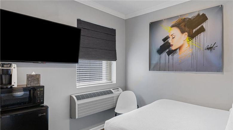 <b>Hotel Chicago West Loop Room</b>. Images powered by <a href="https://iceportal.shijigroup.com/" title="IcePortal" target="_blank">IcePortal</a>.