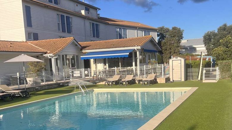 <b>Sure Hotel by Best Western Nimes Est Pool</b>. Images powered by <a href="https://iceportal.shijigroup.com/" title="IcePortal" target="_blank">IcePortal</a>.
