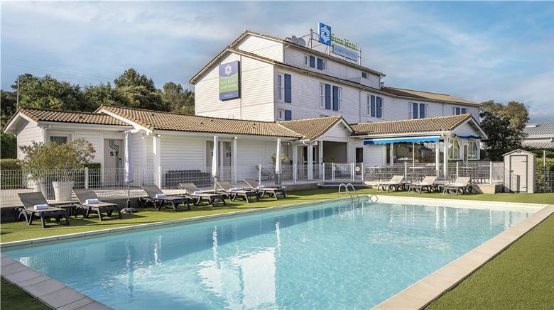 <b>Sure Hotel by Best Western Nimes Est Pool</b>. Images powered by <a href="https://iceportal.shijigroup.com/" title="IcePortal" target="_blank">IcePortal</a>.