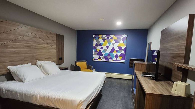 <b>AmeriVu Inn & Suites Hayward Room</b>. Images powered by <a href="https://iceportal.shijigroup.com/" title="IcePortal" target="_blank">IcePortal</a>.