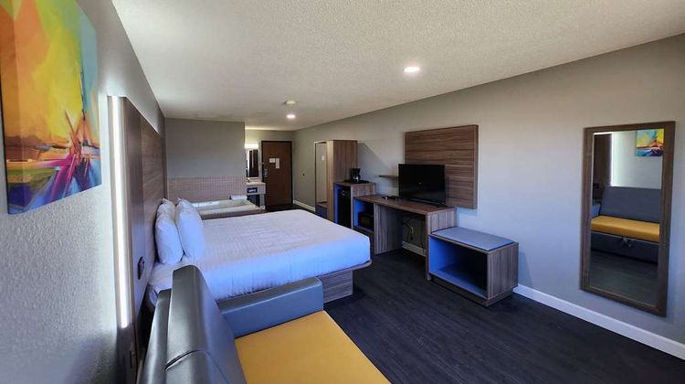 AmeriVu Inn & Suites Hayward Room
