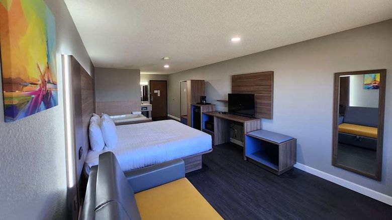 <b>AmeriVu Inn & Suites Hayward Room</b>. Images powered by <a href="https://iceportal.shijigroup.com/" title="IcePortal" target="_blank">IcePortal</a>.