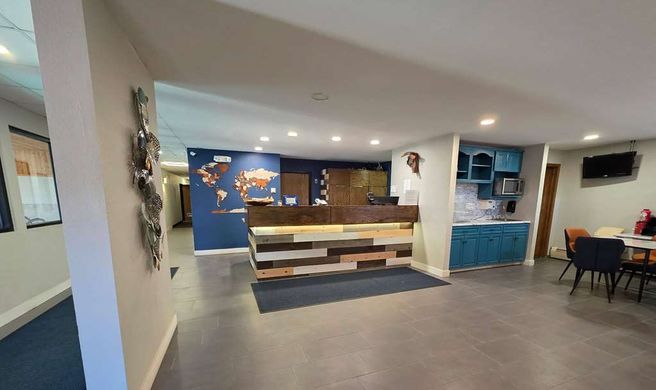 AmeriVu Inn & Suites Hayward Lobby