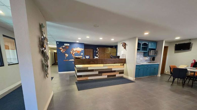 <b>AmeriVu Inn & Suites Hayward Lobby</b>. Images powered by <a href="https://iceportal.shijigroup.com/" title="IcePortal" target="_blank">IcePortal</a>.