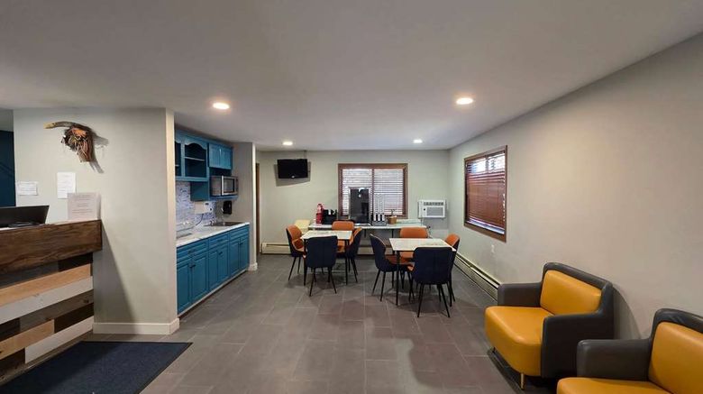 <b>AmeriVu Inn & Suites Hayward Lobby</b>. Images powered by <a href="https://iceportal.shijigroup.com/" title="IcePortal" target="_blank">IcePortal</a>.