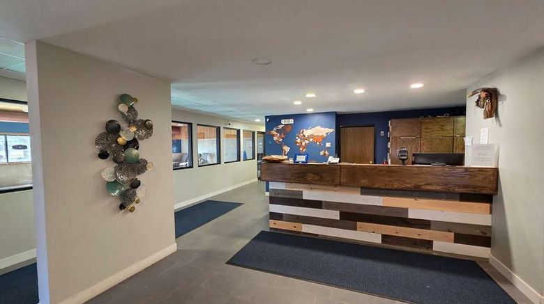 <b>AmeriVu Inn & Suites Hayward Lobby</b>. Images powered by <a href="https://iceportal.shijigroup.com/" title="IcePortal" target="_blank">IcePortal</a>.