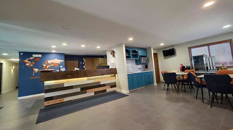 <b>AmeriVu Inn & Suites Hayward Lobby</b>. Images powered by <a href="https://iceportal.shijigroup.com/" title="IcePortal" target="_blank">IcePortal</a>.