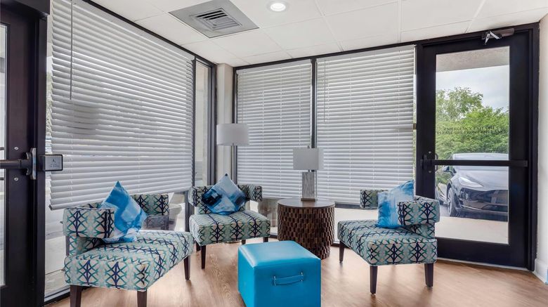 <b>Clarion Pointe Morrow Atlanta South Lobby</b>. Images powered by <a href="https://iceportal.shijigroup.com/" title="IcePortal" target="_blank">IcePortal</a>.