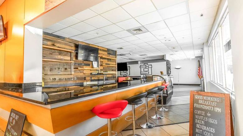 <b>Ramada by Wyndham Hotel & Water Park Lobby</b>. Images powered by <a href="https://iceportal.shijigroup.com/" title="IcePortal" target="_blank">IcePortal</a>.