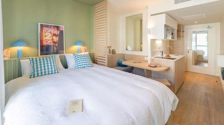 <b>Bikube Lyon Room</b>. Images powered by <a href="https://iceportal.shijigroup.com/" title="IcePortal" target="_blank">IcePortal</a>.