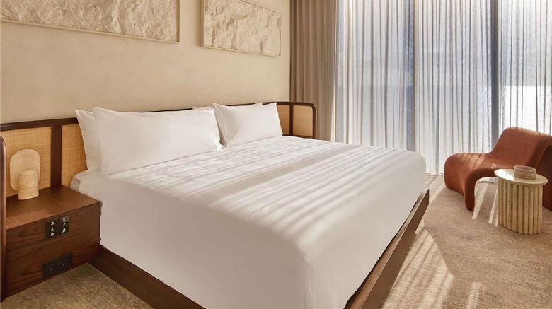 <b>Mondrian Gold Coast Room</b>. Images powered by <a href="https://iceportal.shijigroup.com/" title="IcePortal" target="_blank">IcePortal</a>.