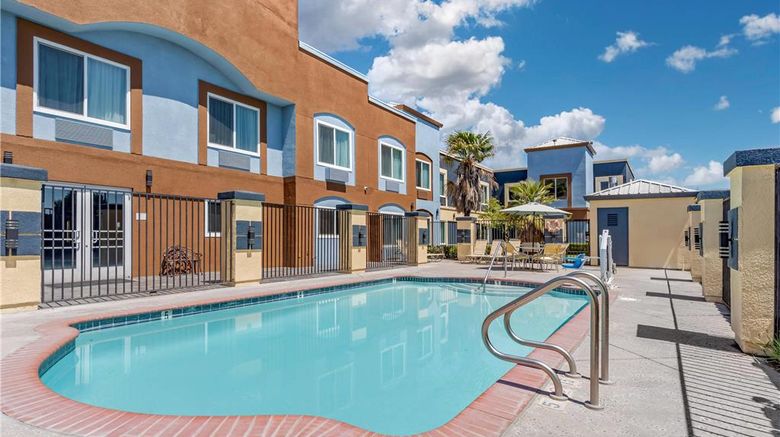 <b>Country Inn & Suites by Radisson Pool</b>. Images powered by <a href="https://iceportal.shijigroup.com/" title="IcePortal" target="_blank">IcePortal</a>.
