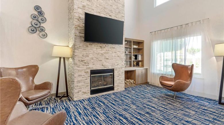 <b>Country Inn & Suites by Radisson Lobby</b>. Images powered by <a href="https://iceportal.shijigroup.com/" title="IcePortal" target="_blank">IcePortal</a>.